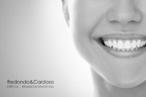 Mujer sonriendo sin sensibilidad dental